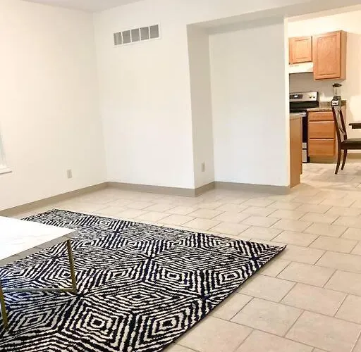 Апартаменты Charming 3 Bedroom And 2 Ba On W Elting Street