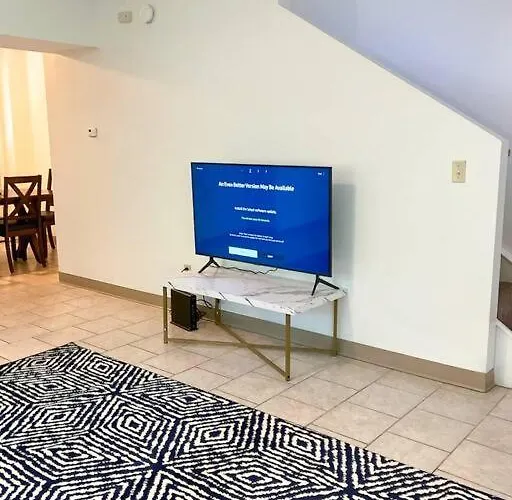 Апартаменты Charming 3 Bedroom And 2 Ba On W Elting Street *