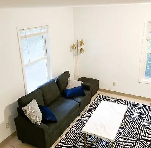Charming 3 Bedroom And 2 Ba On W Elting Street