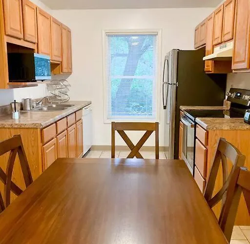 Charming 3 Bedroom And 2 Ba On W Elting Street Апартаменты *