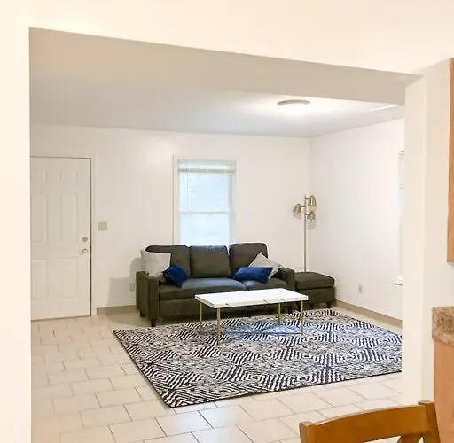 Charming 3 Bedroom And 2 Ba On W Elting Street *