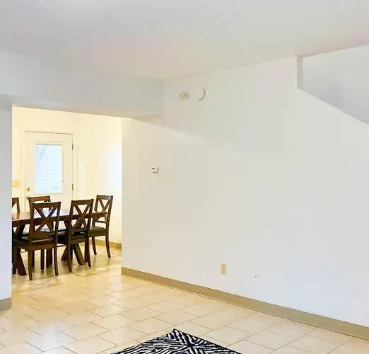 Charming 3 Bedroom And 2 Ba On W Elting Street Апартаменты