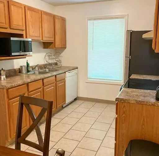 Апартаменты Charming 3 Bedroom And 2 Ba On W Elting Street *