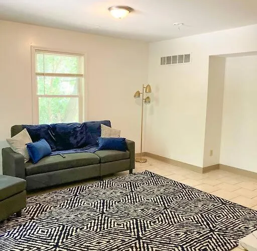 Апартаменты Charming 3 Bedroom And 2 Ba On W Elting Street *